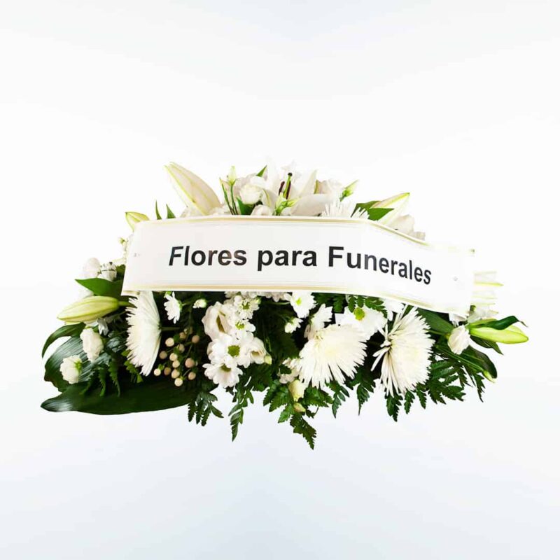 Centro de flores blanco para funeral en tonos rojos y blancos a domicilio en Madrid y Toledo con cinta de condolencias.