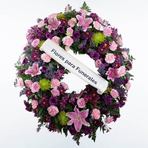 Corona de flores morada, verde y rosa para enviar a tanatorios de madrid y toledo con cinta de condolencias