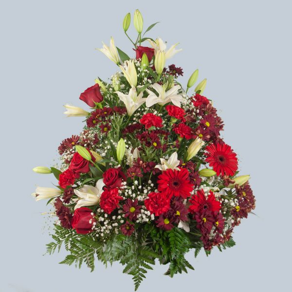 Centro de flores rojo y blanco con forma piramidal para enviar al tanatorio