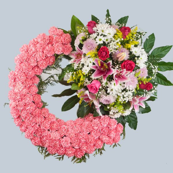 Enviar una corona de flores rosa con claveles al tanatorio.